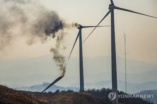 3月23日,廣尚北道盈德郡一風電場的一台風力發電機起火。 韓聯社/讀者供圖