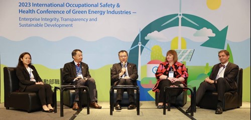 During the discussion session, Moderated by Taiwan-OSHA Director-General Dr. Tzu-Lien Tzou, international experts gave suggestions and the practical methods on the safety management of the offshore wind construction and operation, as well as the safety development of hydrogen energy industry in Taiwan.