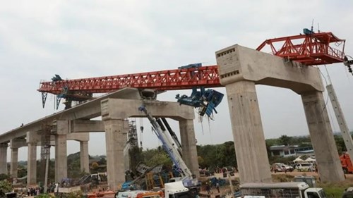圖1. 中泰高鐵起重機倒塌砸中火車事故現場照片
